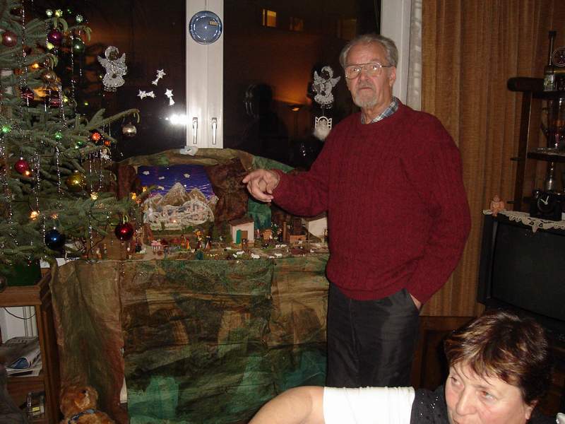 Johan bij de kerststal jan 2006